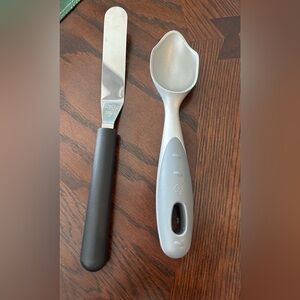 2-The Pampered Chef Utensils 1- Hard Ice Cream Scoop 1- 9” Small Offset Spreader